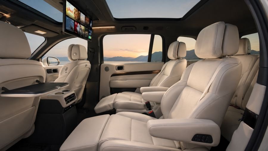 Li Auto L9 2026 second-row reclining captain seats and ceiling entertainment screen