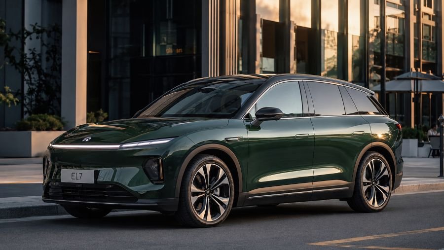 Zeekr 7X electric SUV in a modern urban setting